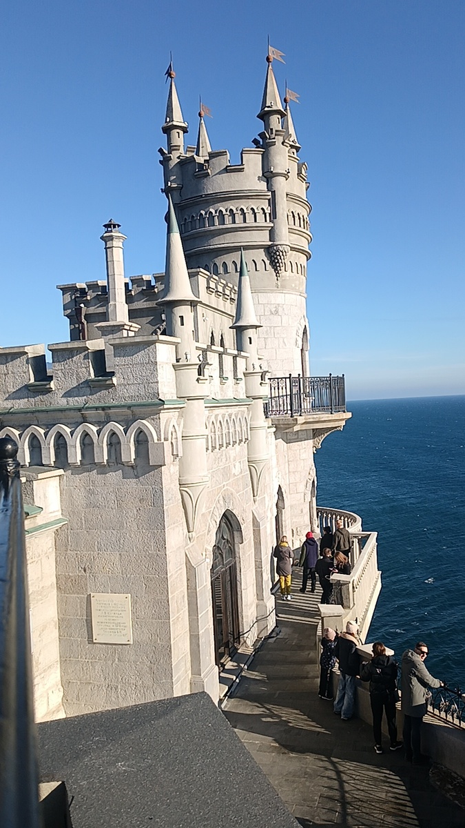 Интересно в какое время года и суток здесь нет людей? Полдень 2 января