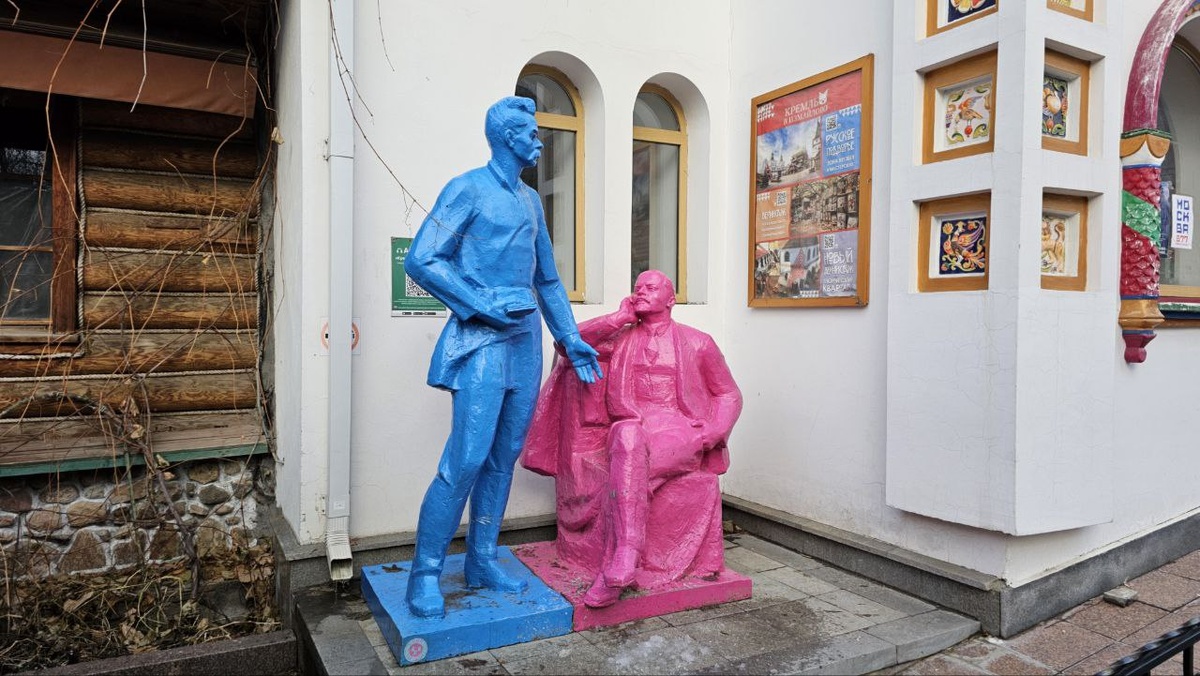 Горький и Ленин. Оригинальная скульптура, но вызывает вопросы