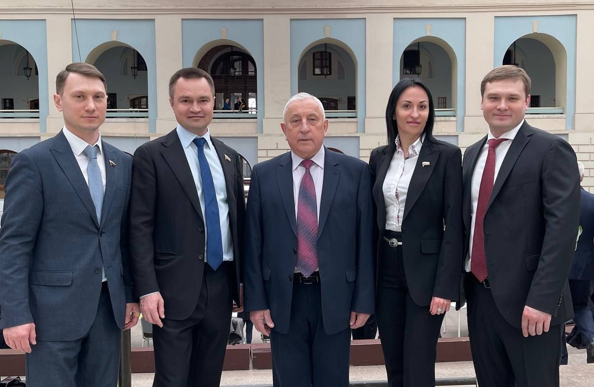 Анастасия Удальцова и другие во время ареста Сергея. Ничего не выдаёт их печаль