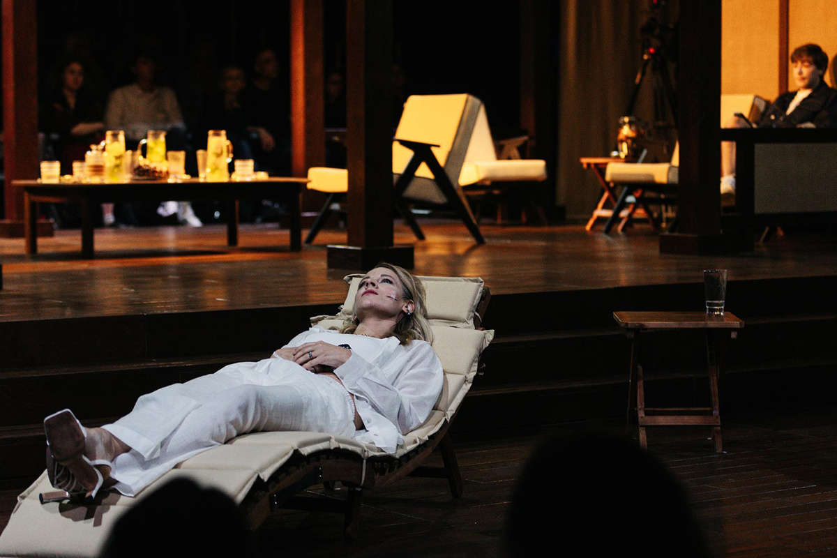 Сцена из спектакля «Дачники на Бали, или «Асса» в Театре на Малой Бронной