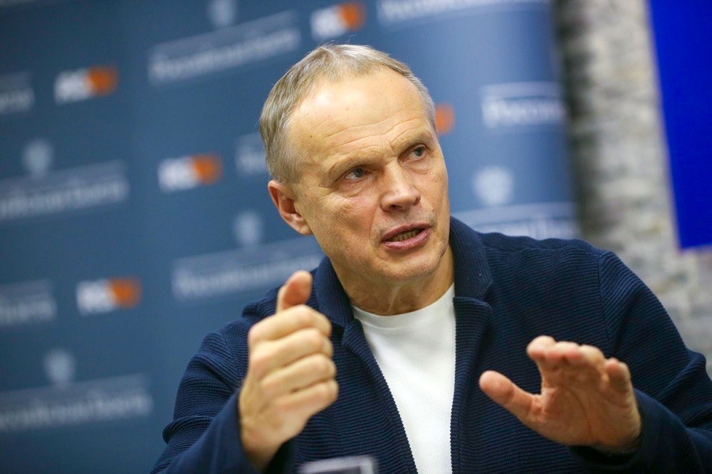    Сергей Богдан совершал первые посадки на авианесущий крейсер "Адмирал Кузнецов" на Су-33. Осваивал Су-47 "Беркут" с обратной стреловидностью крыла. А 29 января 2010 г. поднял в первый полет Т-50 (сейчас Су-57). / Александр Корольков/РГ