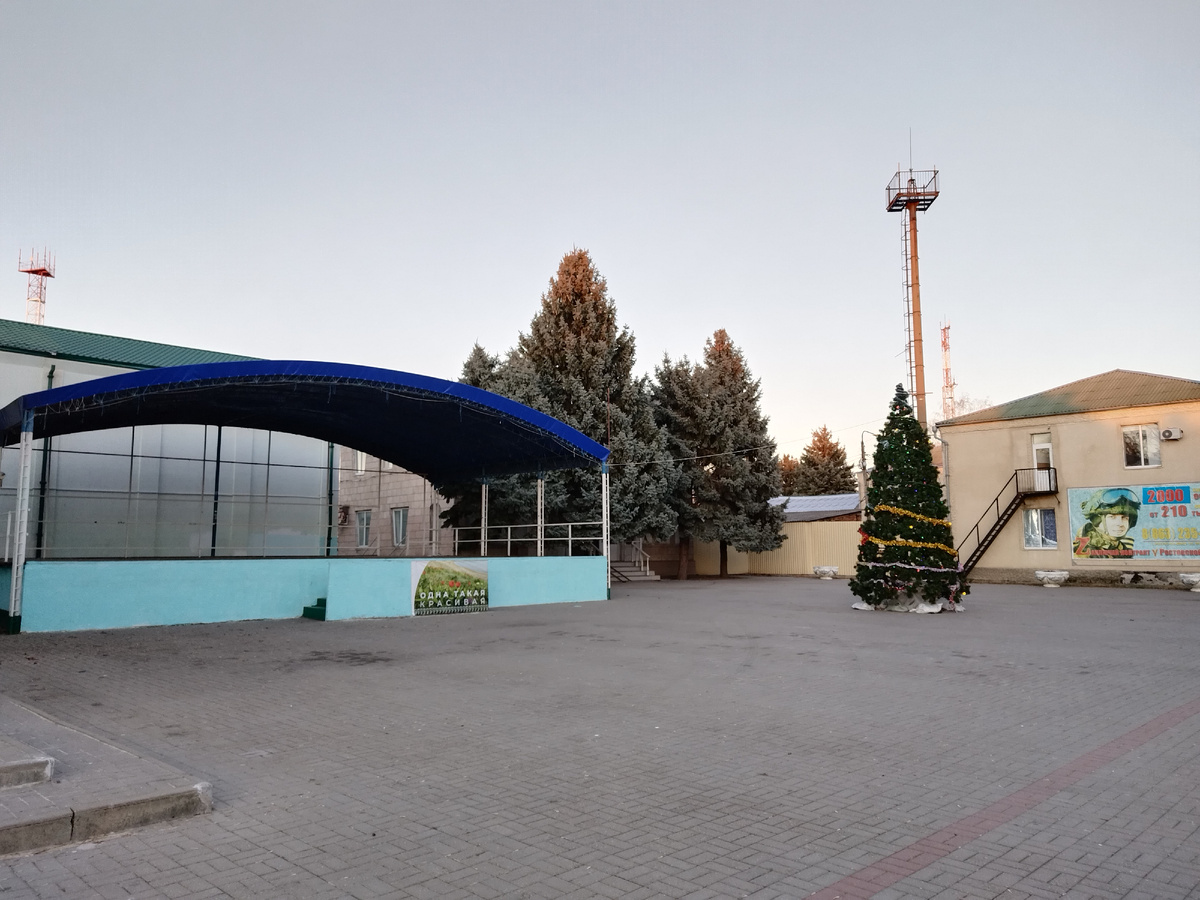 Сцена около РДК и Новогодняя ëлка