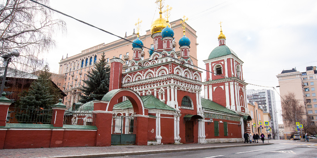 Москва малоизвестная: показываю один из уютнейших и древнейших храмов столицы - церковь Успения Богородицы в Гончарах