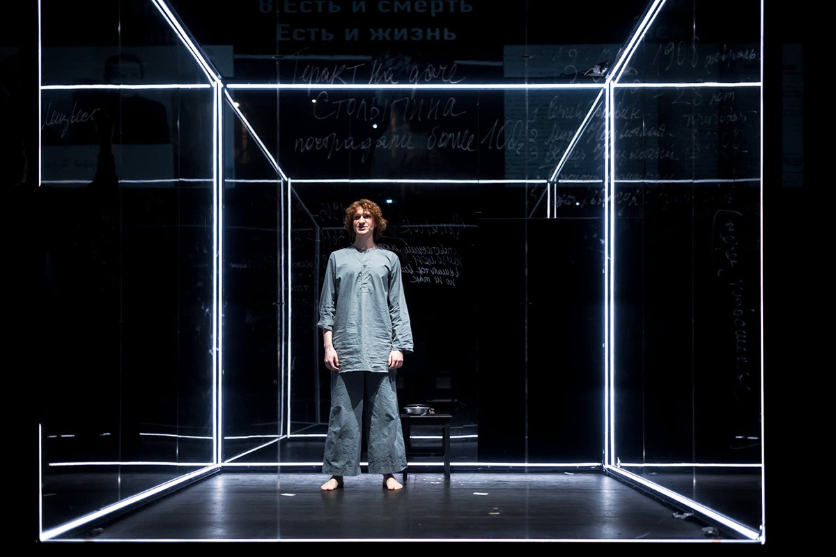 Сцены из спектакля «Рассказ о семи повешенных» 