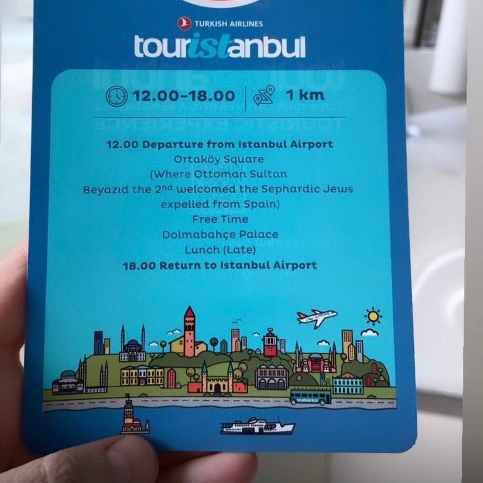 Вот такие нам дали бейджики. На них программа экскурсии