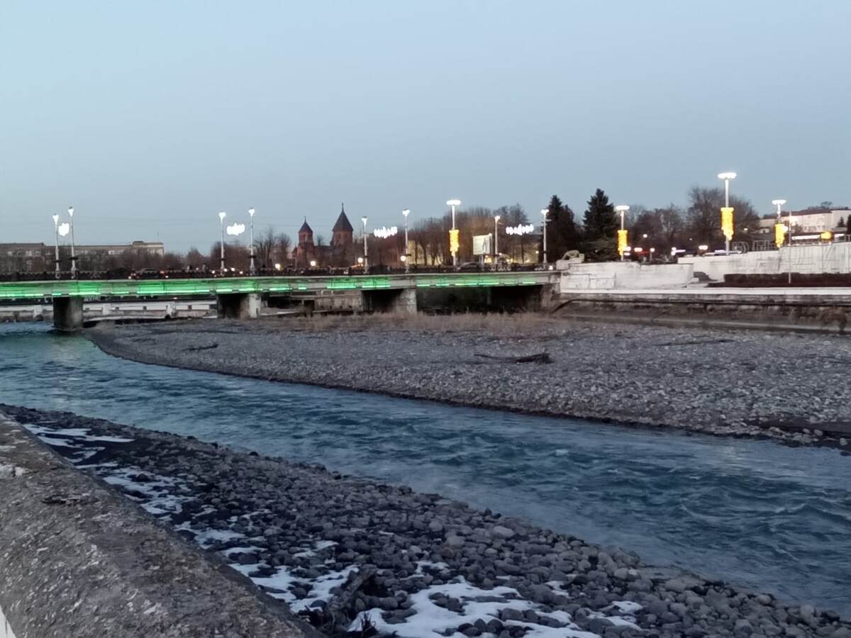 Русло Терека очень узкое в это время года. А вот в мае-июне река покажет всю свою мощь.