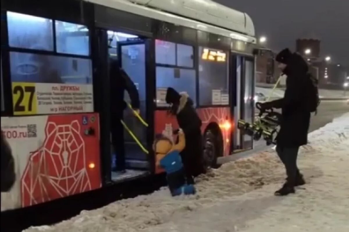    В Перми ребёнок едва не разбил голову об автобус, увязнув в снежной каше