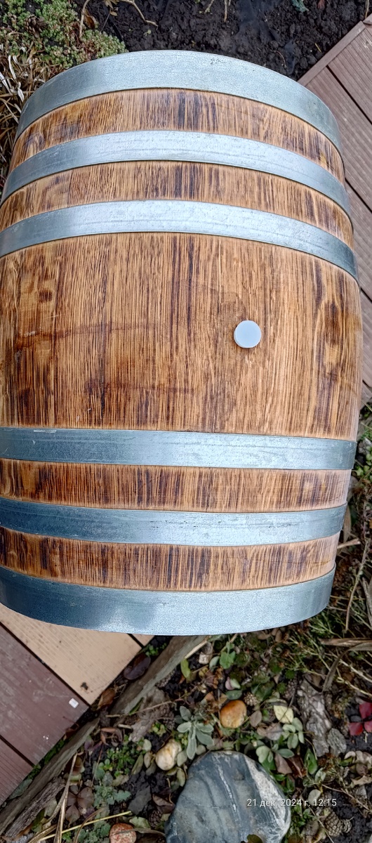 Под лаком видны потёки вина.