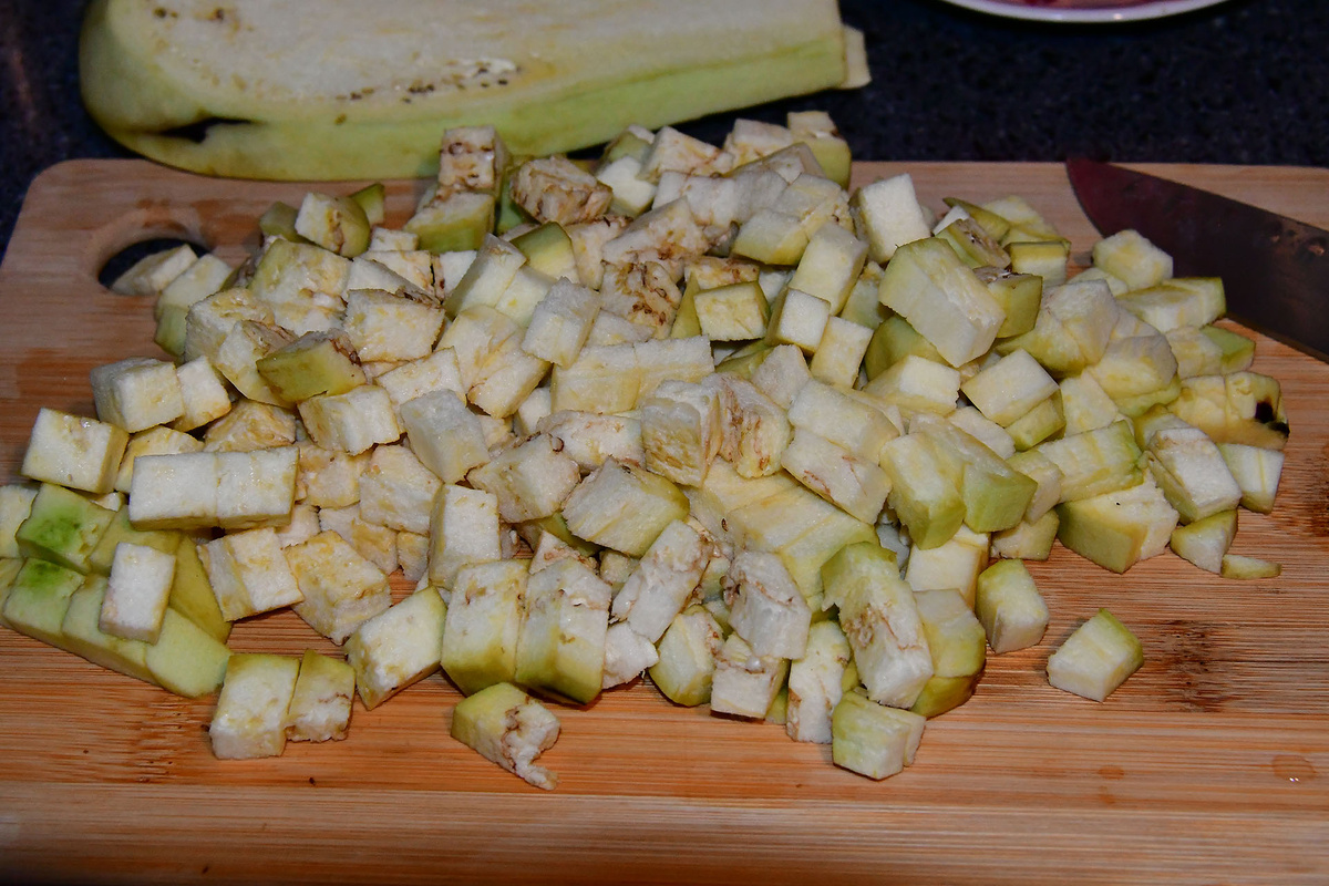 Нарезаем баклажан