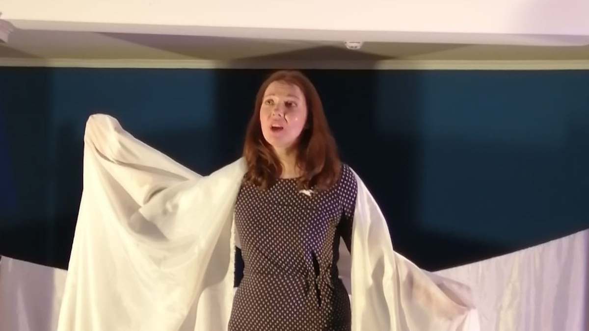 Сцена из моноспектакля "Чайка по имени" на фестивале "Аэлита"-2024