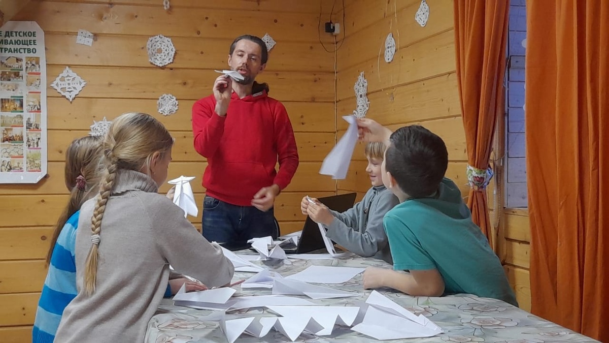 Делаем бумажные самолётики в "Любимой школе"