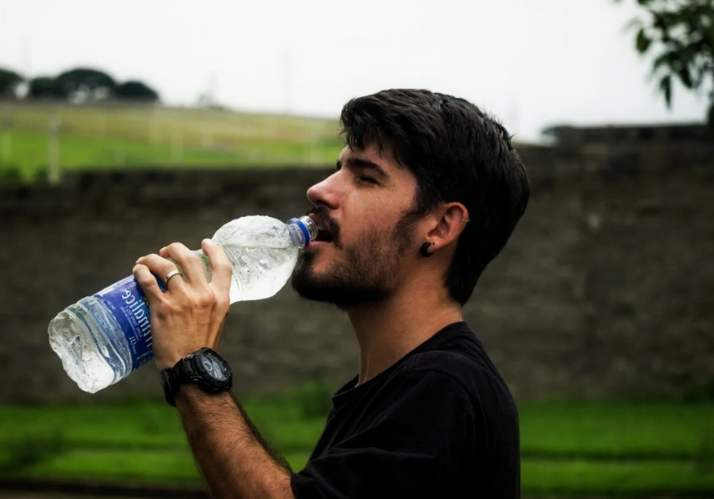 Также надо пить много чистой и минеральной воды, она продлевает жизнь. И не переедать, уметь вовремя остановиться.