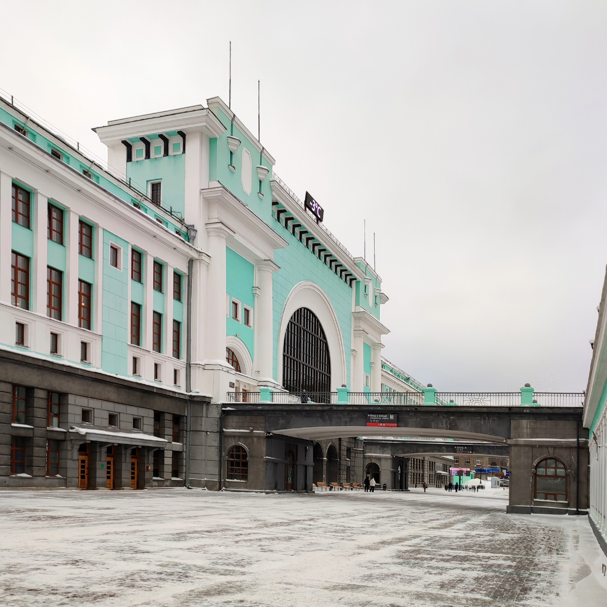 Выходят обычно на этом уровне - уровне перрона