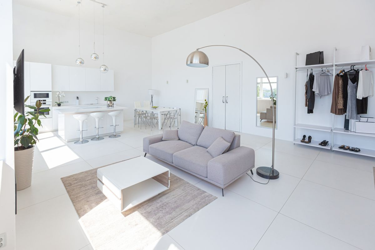 Студия в светлых тонах сразу кажется больше (фото: s0.rbk.ru)