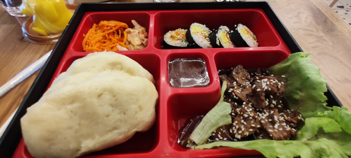 Пулькоги с пампушками — набор говядины с корейскими салатами и булочками боа в остром соусе