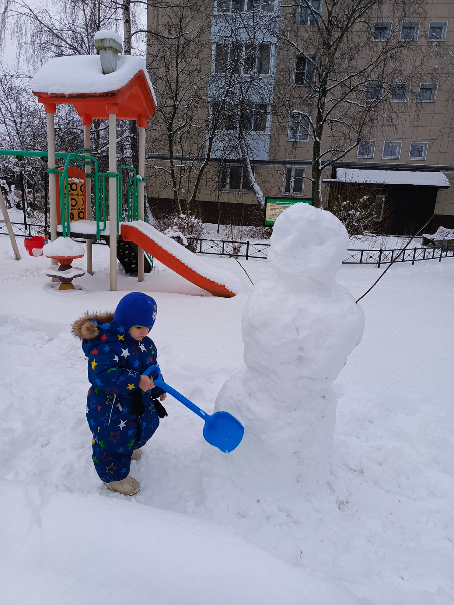 Варежки на этого мальчика не одеть ни в какую.