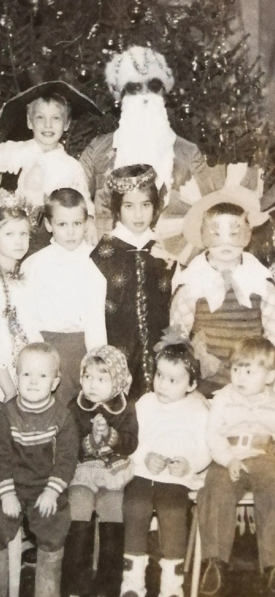 Я в центре))) Не помню название костюма... то ли царица ночи, то ли рождественская звезда?)