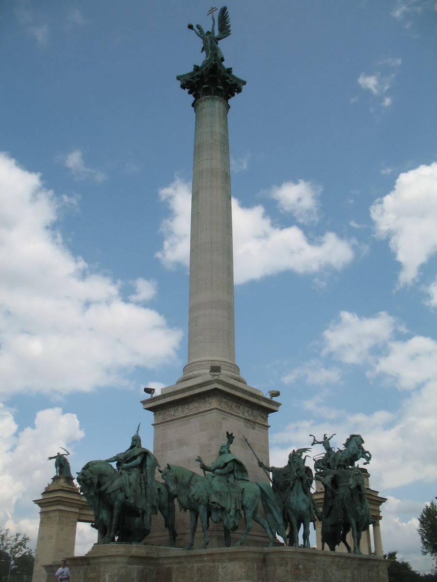 Стела в честь 1000-летия обретения венграми родины. Венчает ее статуя Архангела Гавриила