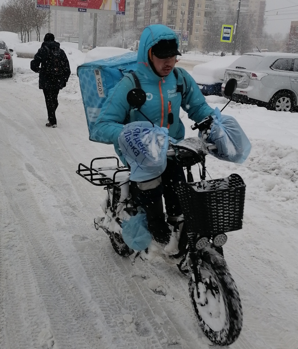 Среди велодоставщиков много мигрантов, в т.ч. нелегальных. 