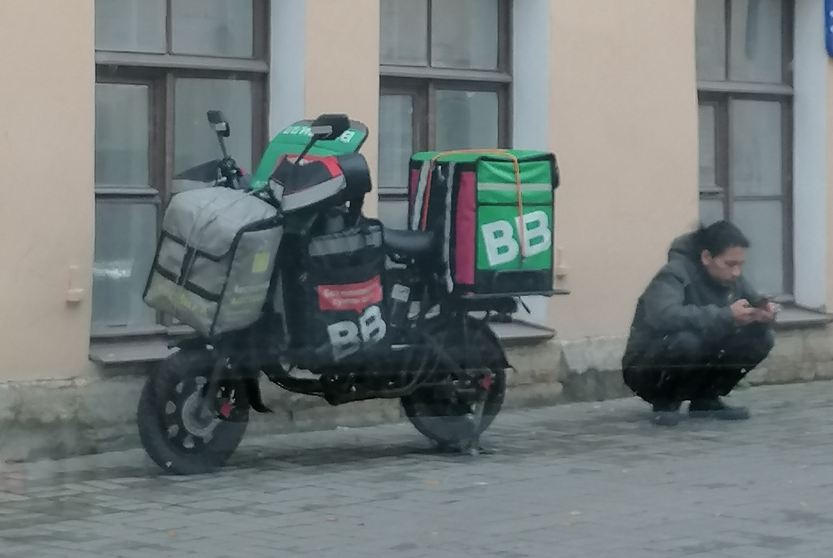 Ради наживы велодоставщики возят иногда по четыре грязных баула.