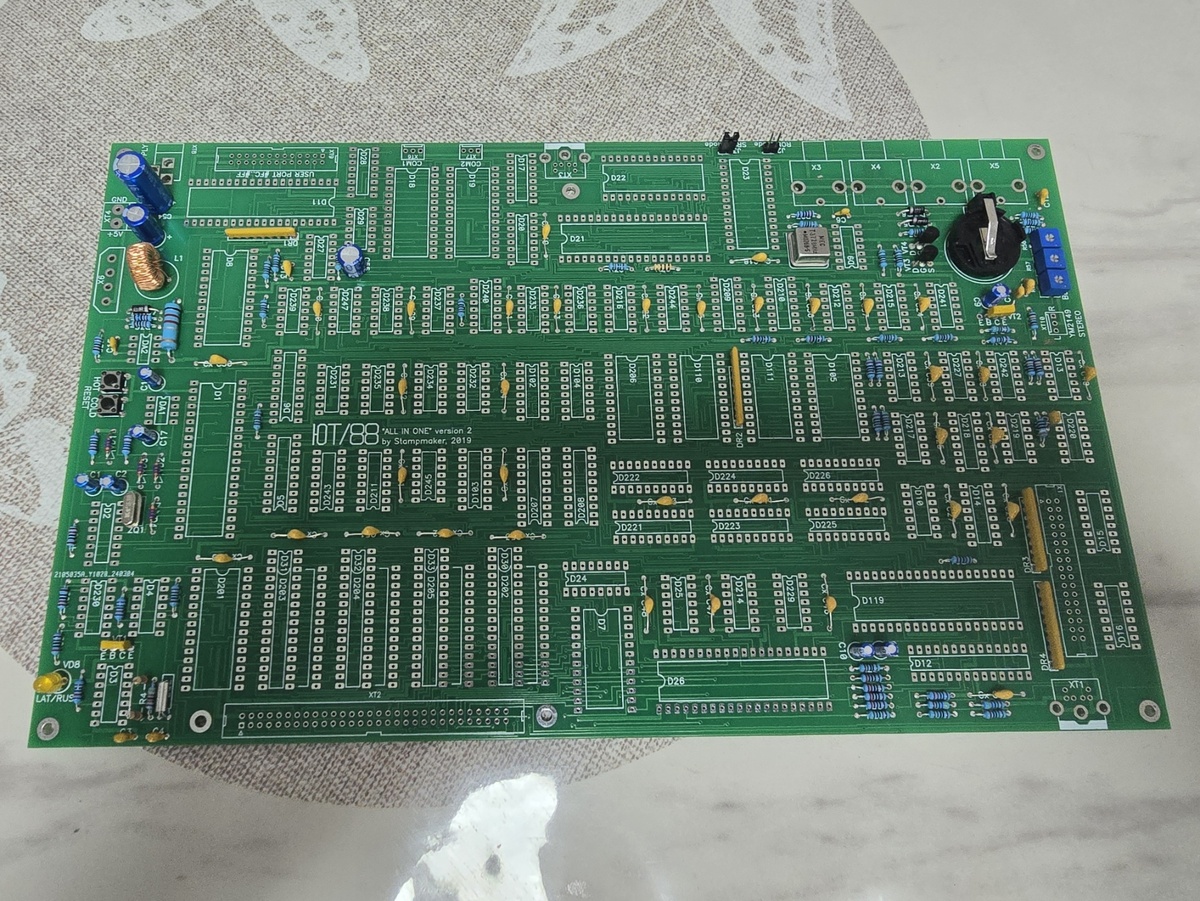 Установлены все мелкие детали на плату компьютера "ЮТ-88".