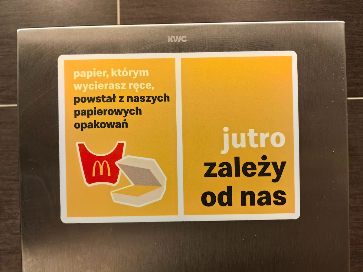 Пер.: Бумага, которой вы вытираете руки сделала из нашей бумажной упаковки. Завтра зависит от нас. Фото автора.