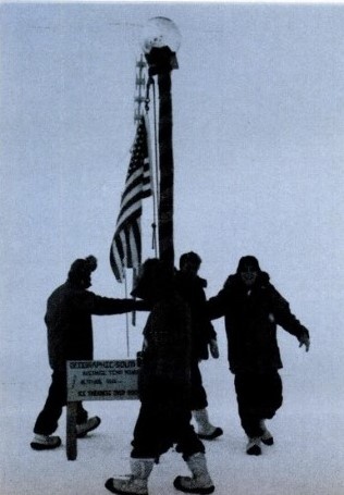 "Космические люди" на Южном полюсе Земли совершают кругосветное путеществие менее чем за 5 секунд. Лицом к камере стоит доктор Гилрут, а за ним доктор фон Браун. 