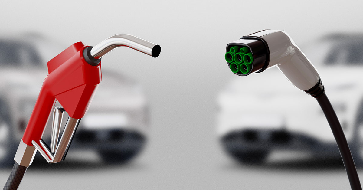 Подпись: "Электромобиль и бензиновый авто: выбор будущего."
