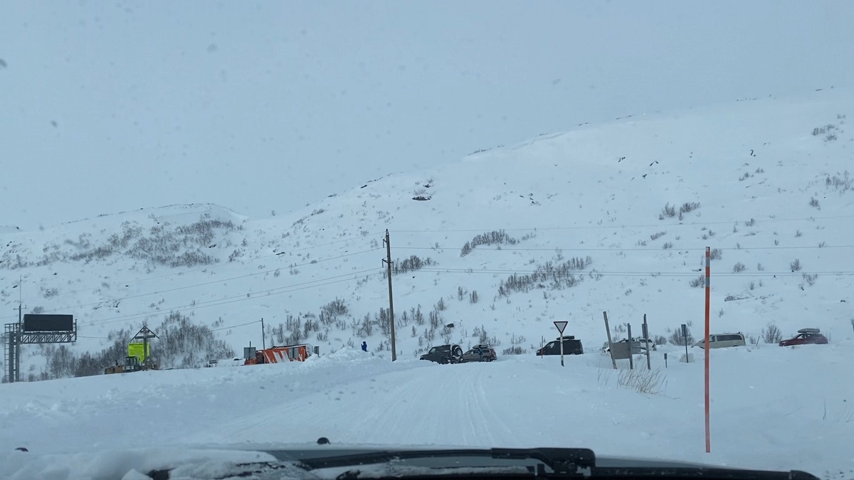 Едем в кафе мимо перекрытой дороги (табло не работало).