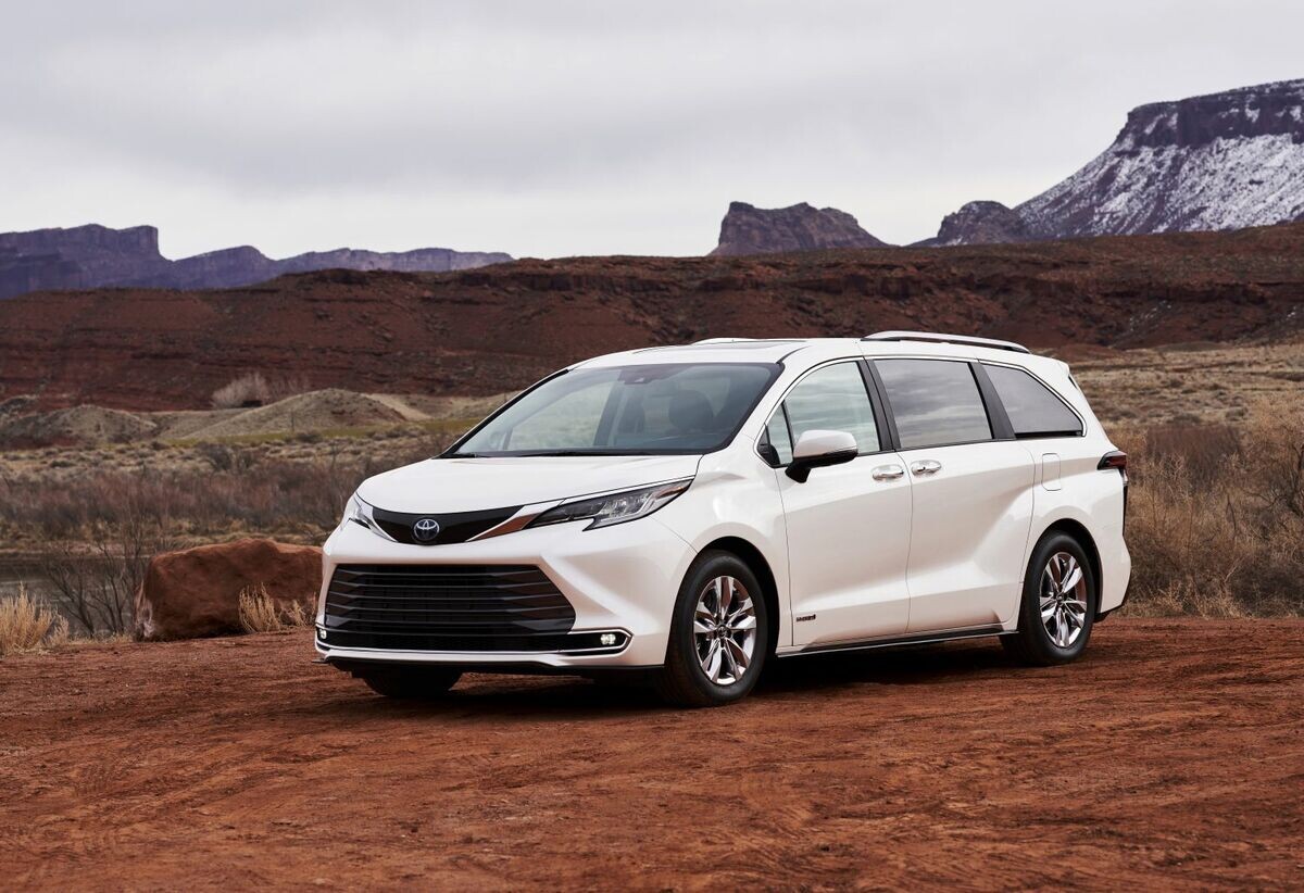 Белоснежная Toyota Sienna 2025 года