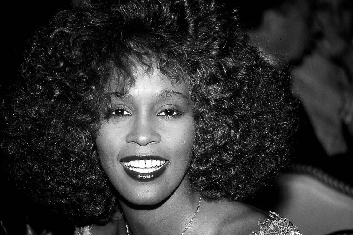 Певица Уитни Хьюстон погибла в 48 лет