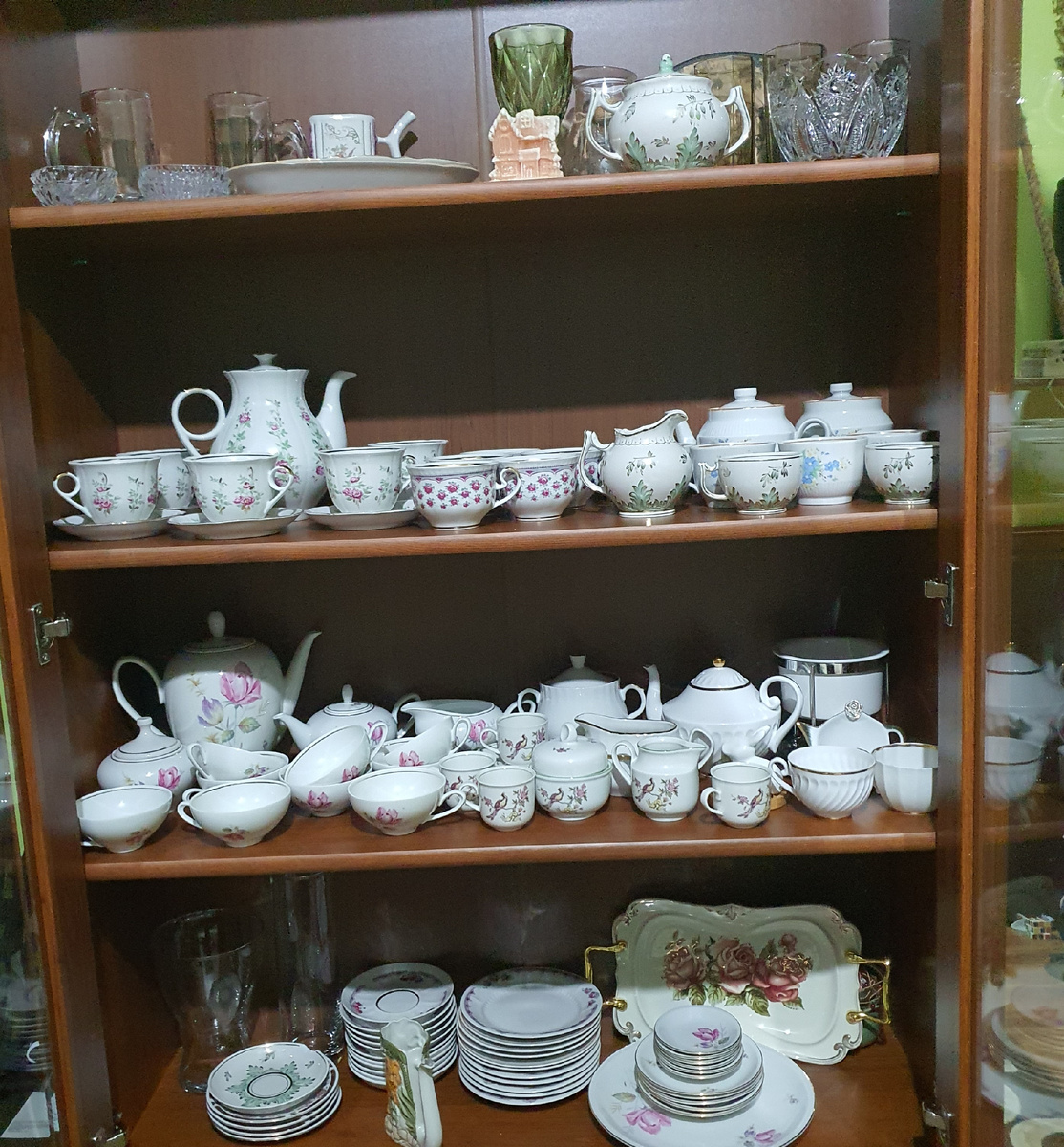 Сервант,как у бабушки, да - нет полных сервизов,но есть все,что мне нравятся!