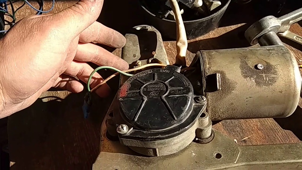 Моторчик стеклоочистителя.