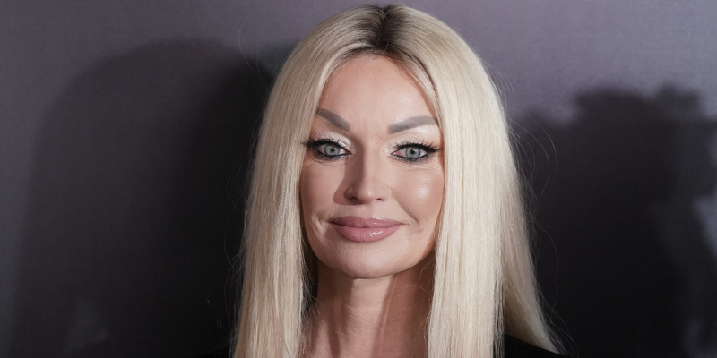 Анастасия, как обычно, демонстрирует прекрасное настроение.