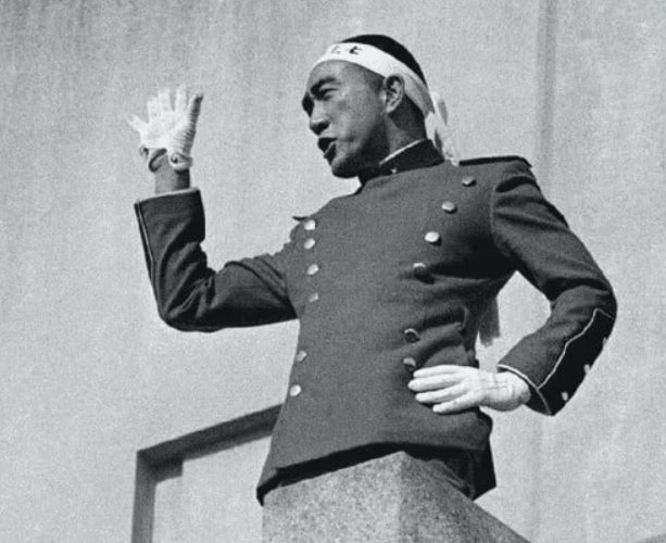 Юкио Мисима произносит речь перед японскими военными, призывая их совершить государственый переворот и отменить навязанную стране американцами Конституцию. источник фото https://konnichiwa.ru/161/