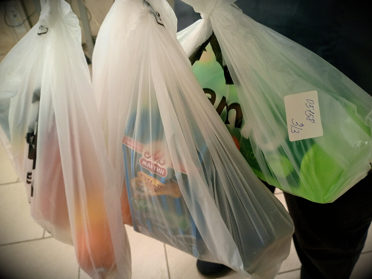 В глазах рябит от разнообразия пакетов с заказами на доставку)