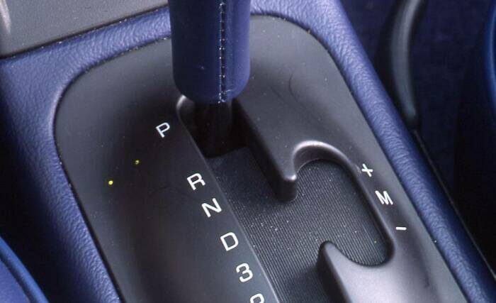 Плюс и минус - это функция ручного переключения передач. /Фото: armand-auto.ru.