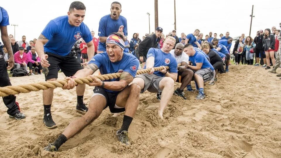 Только посмотрите, как эмоционально проходят официальные соревнования по перетягиванию каната. 