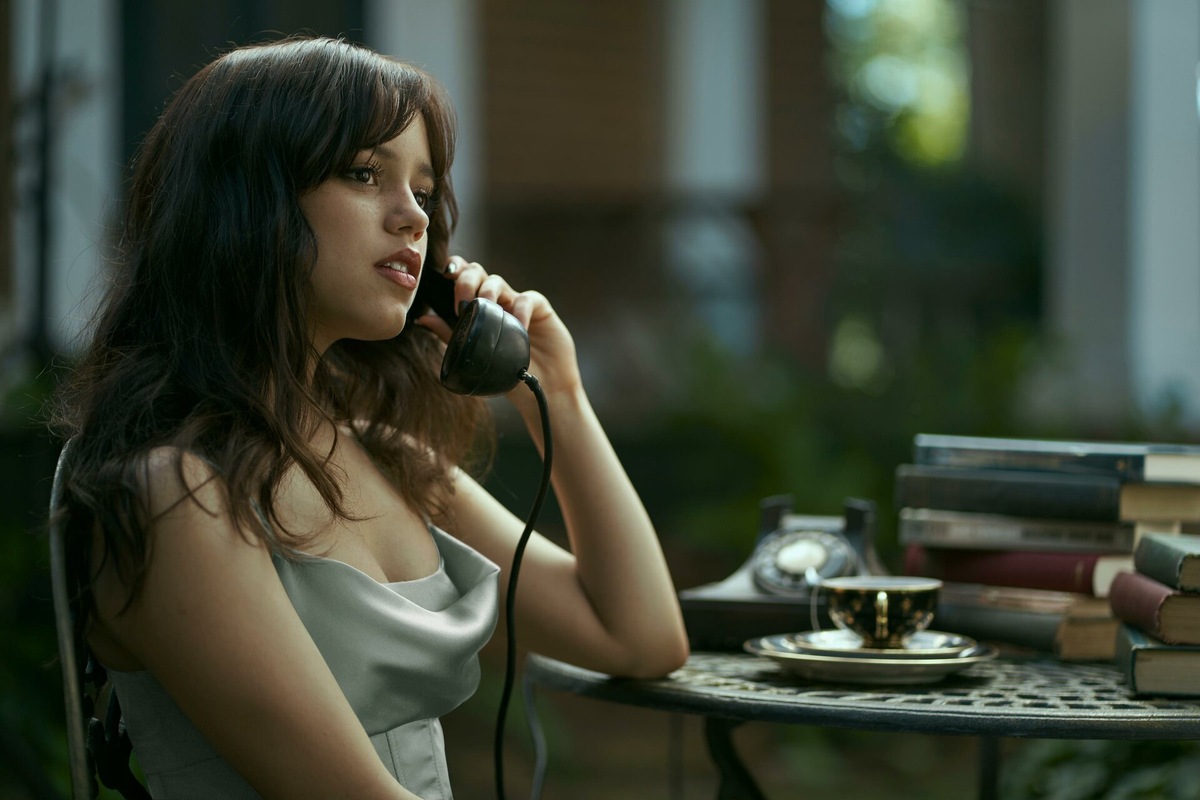 Девушка Миллера (2024) Miller's Girl. США, драма. Режиссёр: Джейд Бартлетт. В ролях: Дженна Ортега, Мартин Фриман, Гидеон Адлон, Башир Салахуддин, Дагмара Доминчик и др.