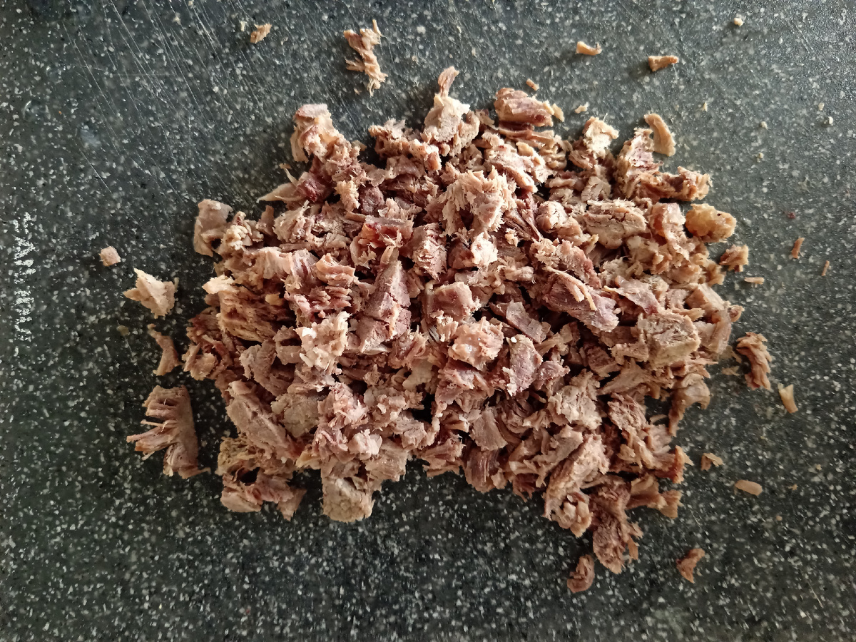 Достала из морозильника отварное мясо, оно растаяло, и я нарезала его для салата. 