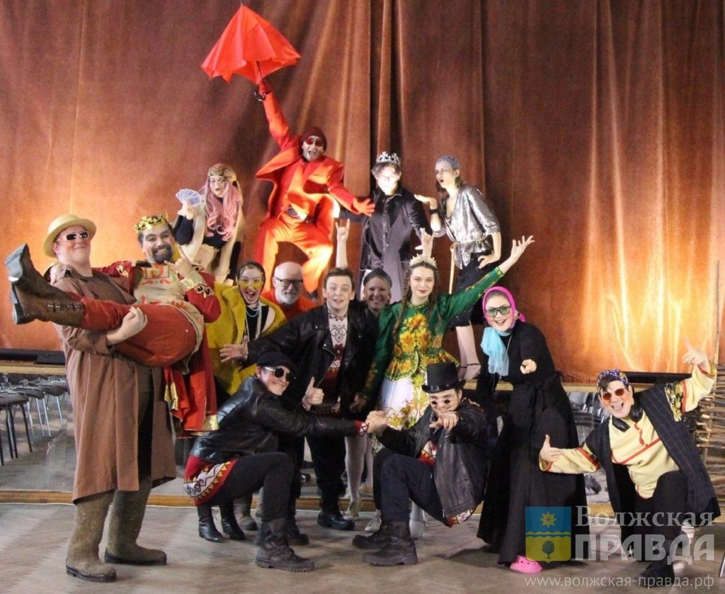 Молодёжный авангардный театр📷    С бейсбольной битой за невестой: в Волжском прошла первая детская премьера МАТа
