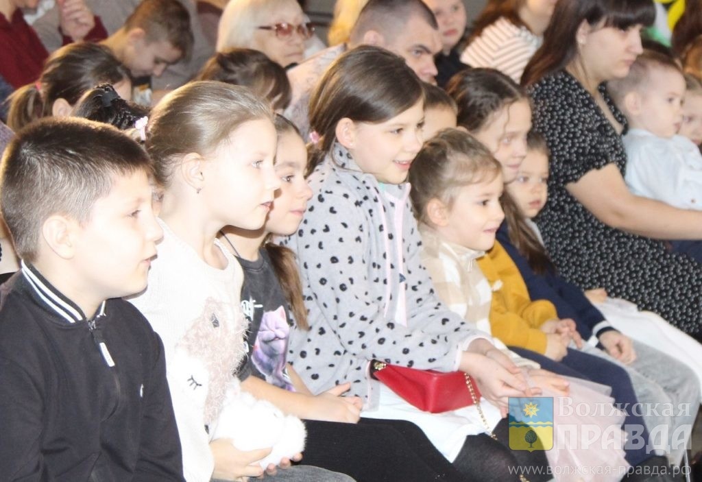     С бейсбольной битой за невестой: в Волжском прошла первая детская премьера МАТа
