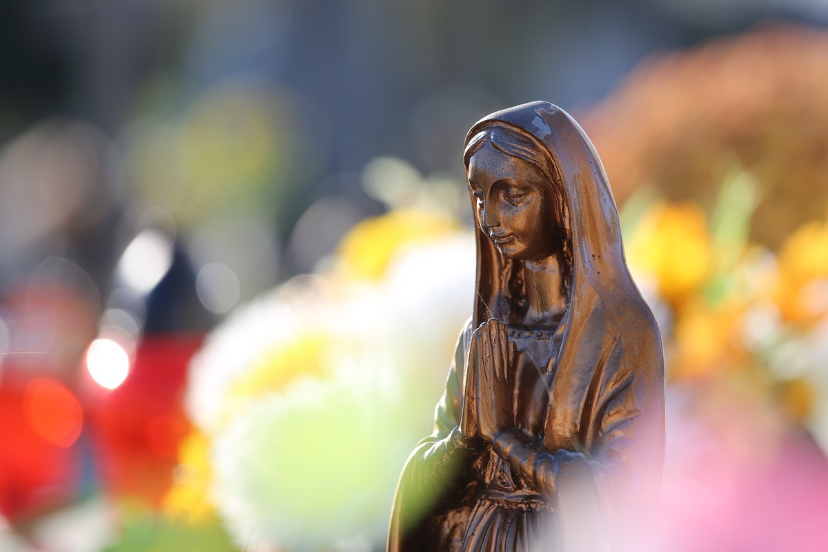 https://cdn.pixabay.com/photo/2022/11/01/18/22/virgin-mary-statue-7563021_1280.jpg
