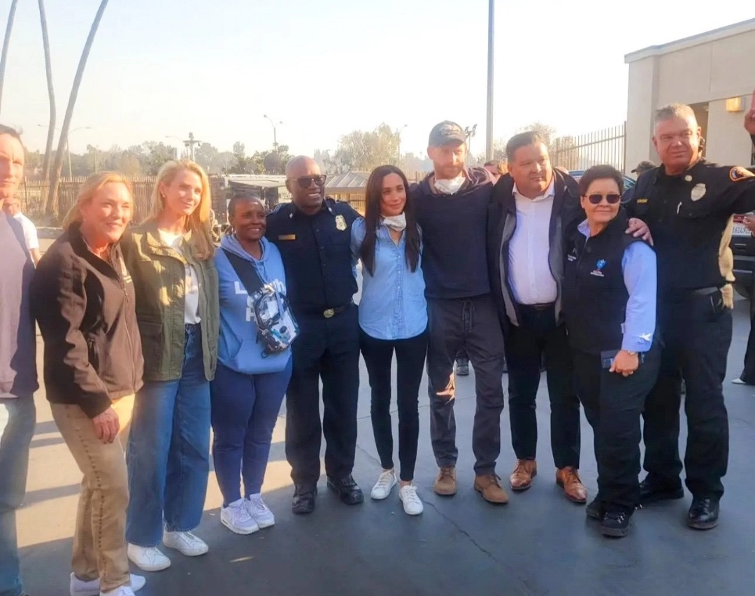 Ради этой фотографии Гарри и Меган приезжали раздавать гуманитарку в Пасадене