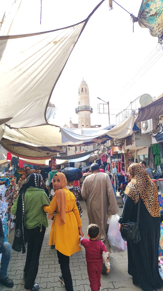 Девушки на рынке в Кене