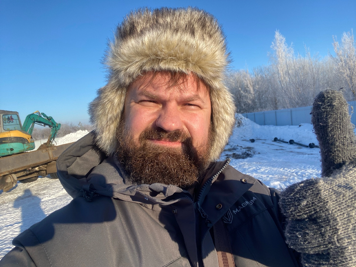 Я, на монтаже винтовых свай зимой 