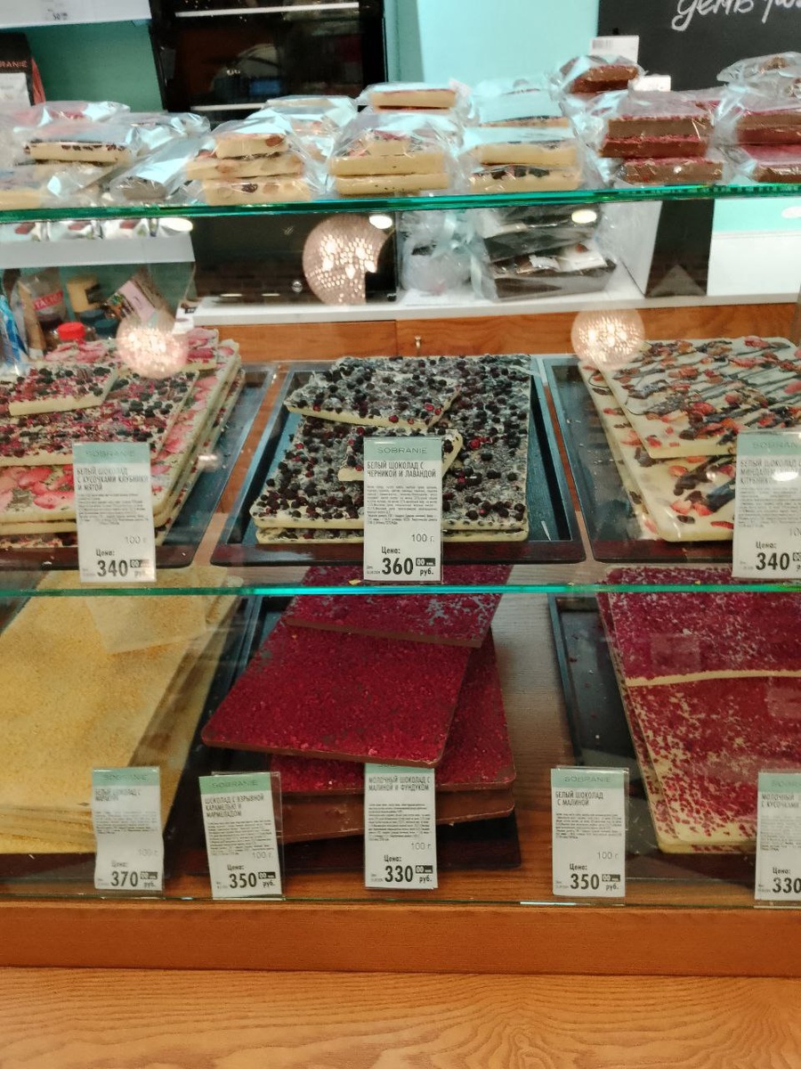 Витрина с разными видами шоколада/фотография Алёны Счастливой 