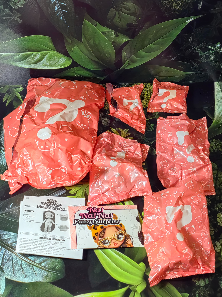 Содержимое коробки NA!NA!NA! SURPRISE! серия Fuzzy Surprise