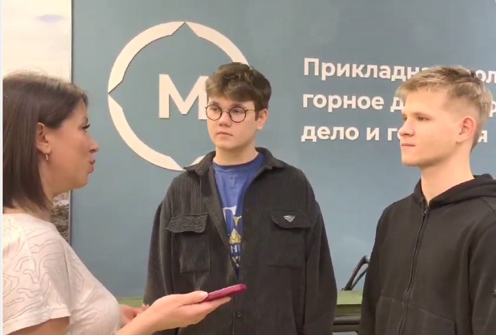 Фото: Студенты Алексей Заварский (слева) и Андрей Лынник (справа) / Из видео Министерства образования Магаданской области