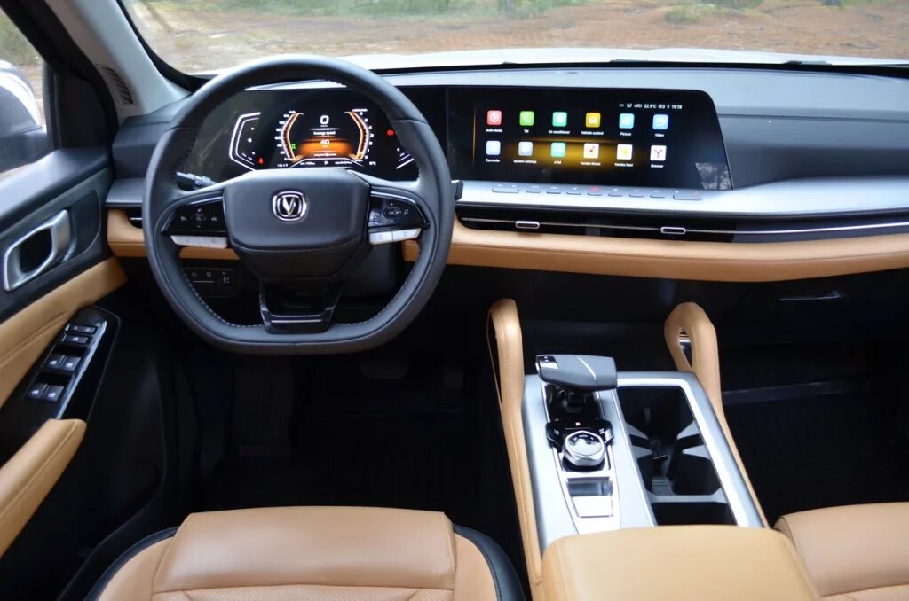 Внутри Changan Hunter Plus больше похож на комфортабельный кроссовер, чем на утилитарный пикап.